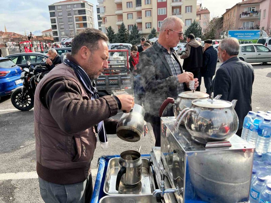 İhtiyaç Sahiplerine Burs Ulaşsın Diye Kendi Çocuğu İçin Çay Satıyor