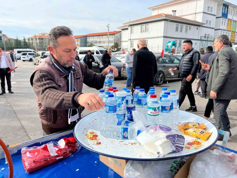 İhtiyaç Sahiplerine Burs Ulaşsın Diye Kendi Çocuğu İçin Çay Satıyor