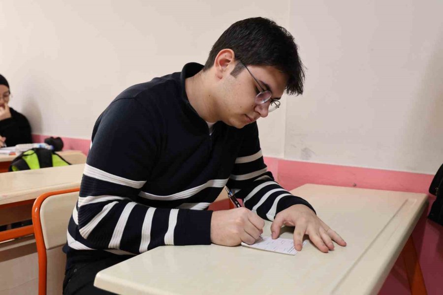 Öğrencilerin Çözemediği Sorular ’askıda Soru Pano’ İle Çözüm Buluyor