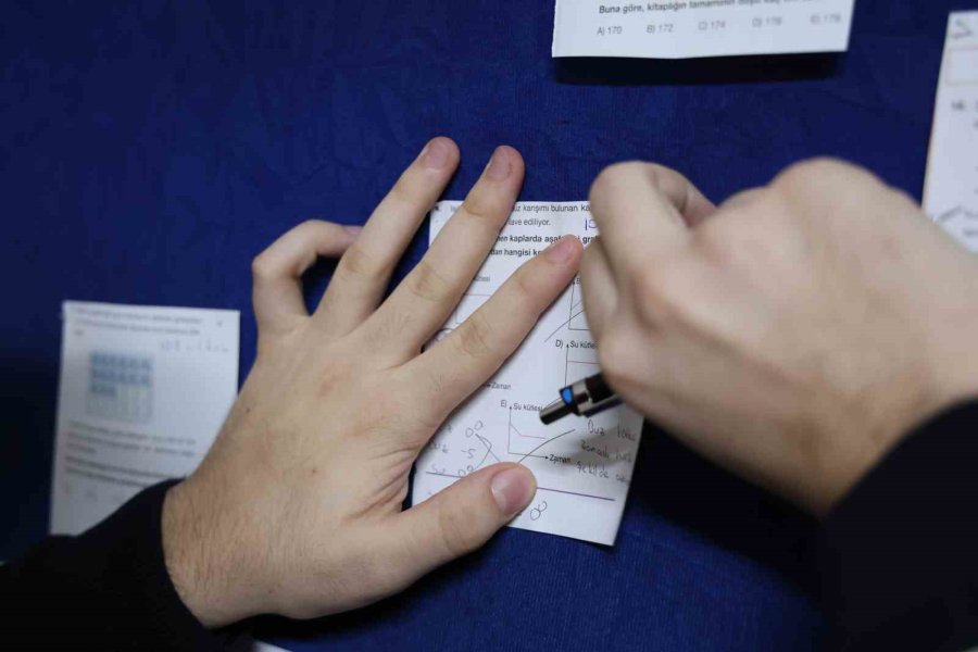 Öğrencilerin Çözemediği Sorular ’askıda Soru Pano’ İle Çözüm Buluyor