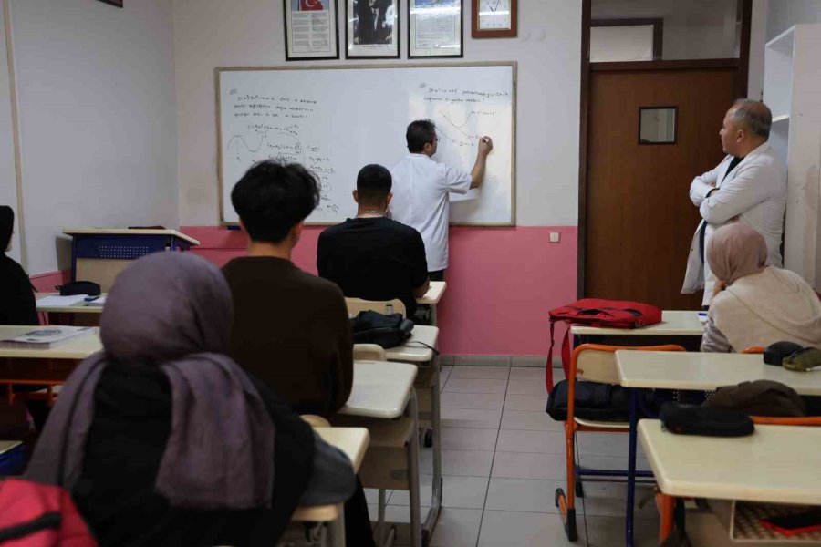 Öğrencilerin Çözemediği Sorular ’askıda Soru Pano’ İle Çözüm Buluyor