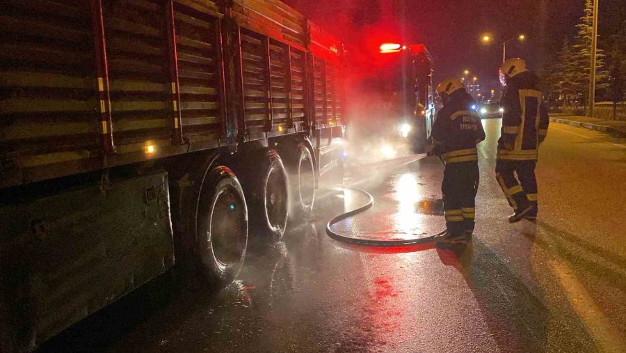 Fren Balataları Isınan Tır Yanmaktan Son Anda Kurtarıldı
