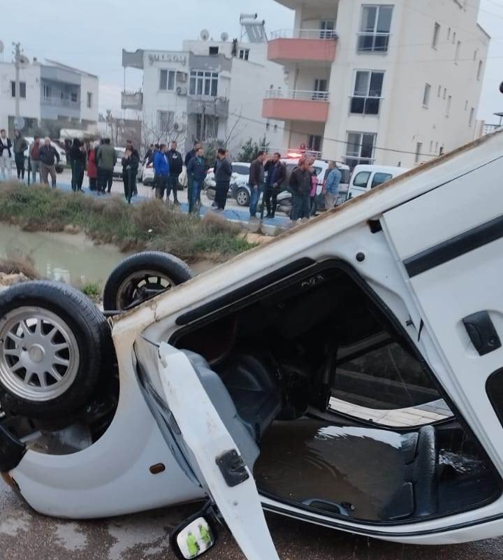 Mersin’de Kontrolden Çıkan Araç Sulama Kanalına Düştü, Sürücü Hayatını Kaybetti