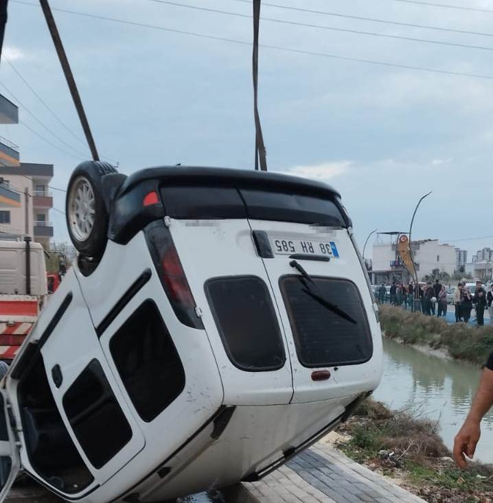Mersin’de Kontrolden Çıkan Araç Sulama Kanalına Düştü, Sürücü Hayatını Kaybetti