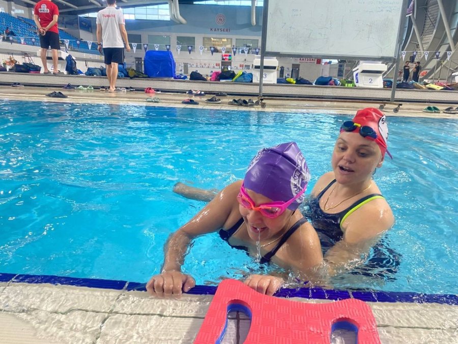 Depremin İzlerini Yüzerek Siliyor