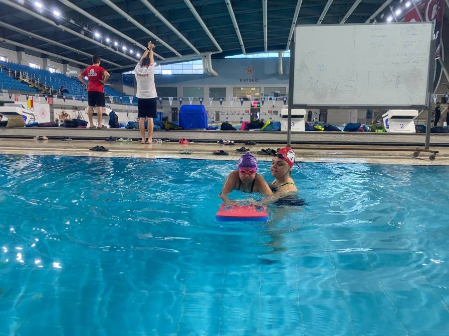 Depremin İzlerini Yüzerek Siliyor