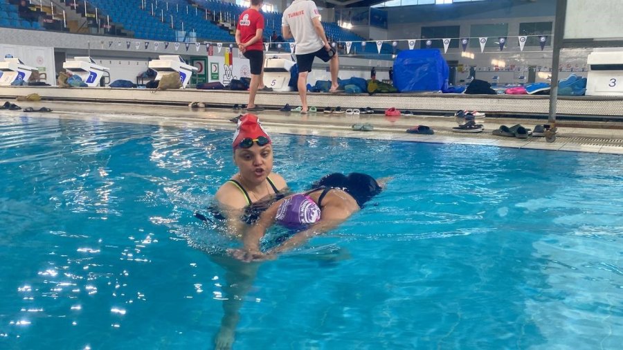 Depremin İzlerini Yüzerek Siliyor