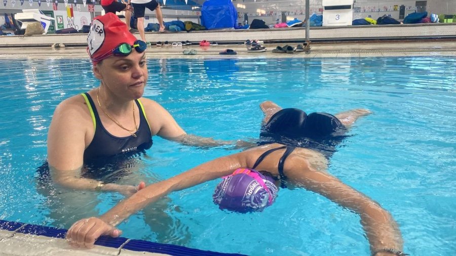 Depremin İzlerini Yüzerek Siliyor