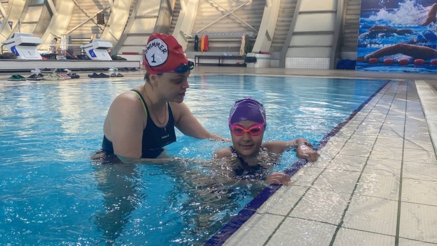 Depremin İzlerini Yüzerek Siliyor