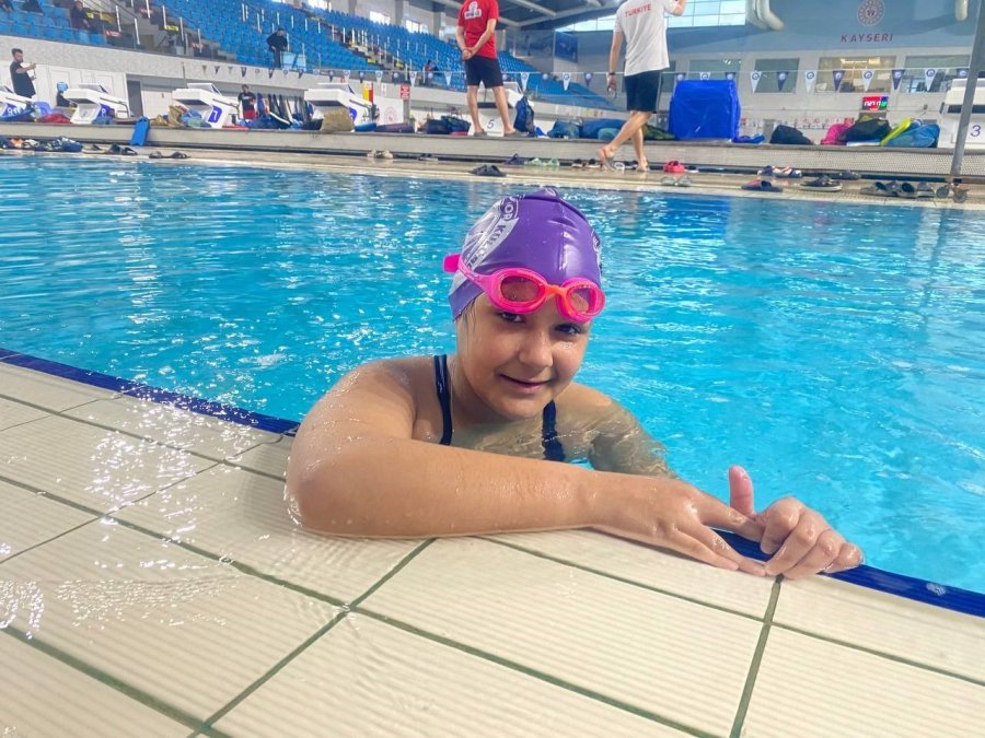 Depremin İzlerini Yüzerek Siliyor