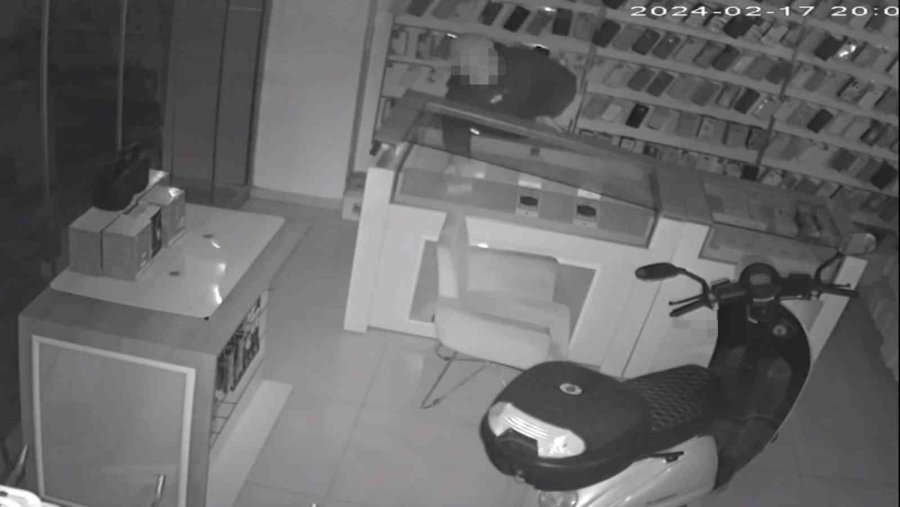 Tornavida İle Kapıyı Açan Kar Maskeli Hırsız Anbean Kamerada