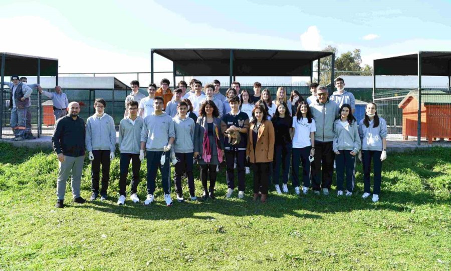 Konyaaltı’nda Sokak Hayvanlarına Öğrenci Eli Değdi