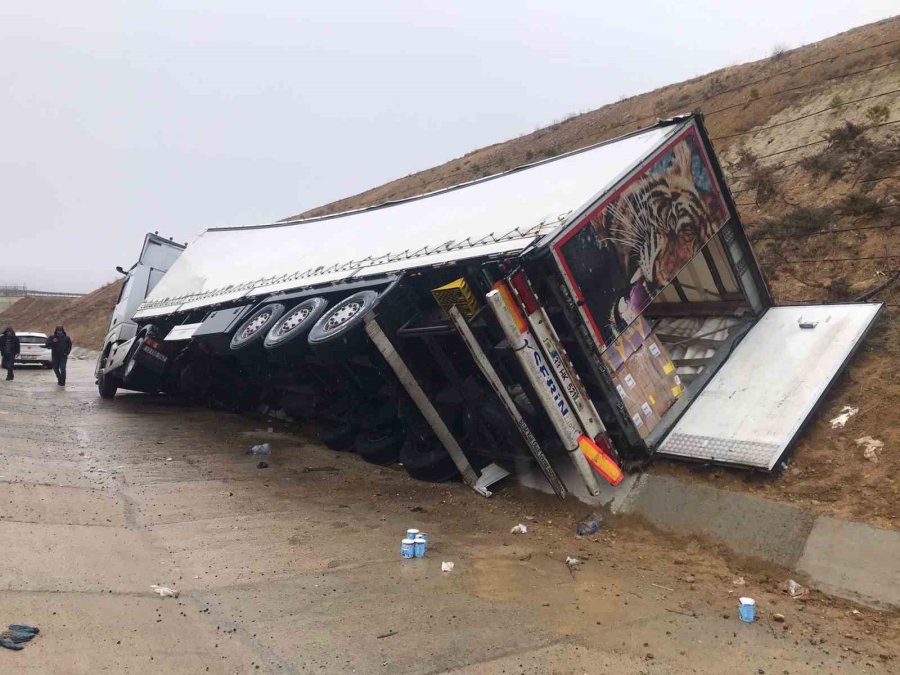 Kontrolden Çıkan Tır Şarampole Devrildi: 1 Yaralı