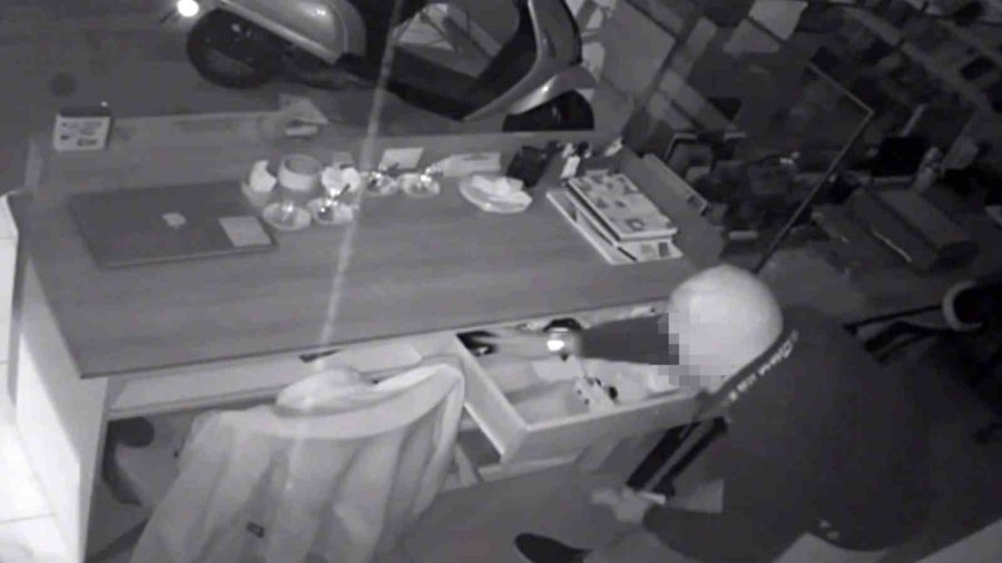 Tornavida İle Kapıyı Açan Kar Maskeli Hırsız Anbean Kamerada