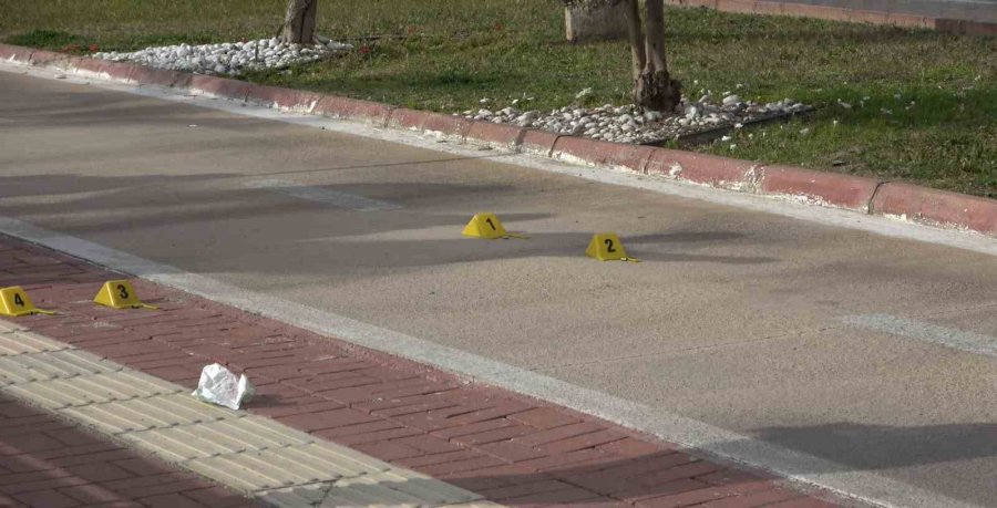 Alanya’da İki Kişi Silahla Vuruldu