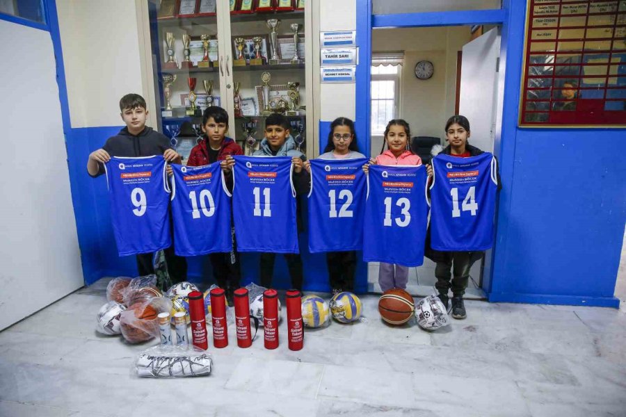 Antalya Büyükşehir’den Okullara Spor Malzemesi Desteği