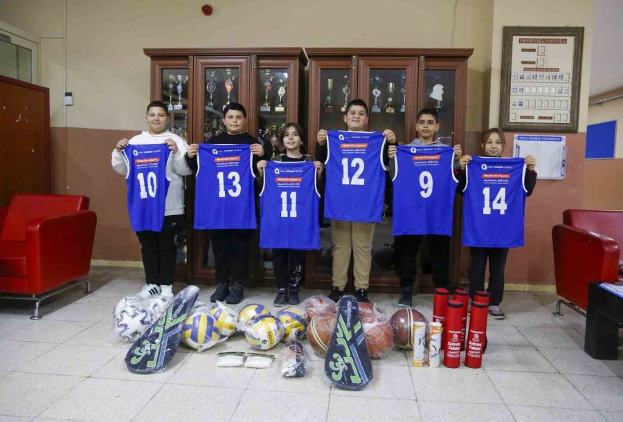 Antalya Büyükşehir’den Okullara Spor Malzemesi Desteği