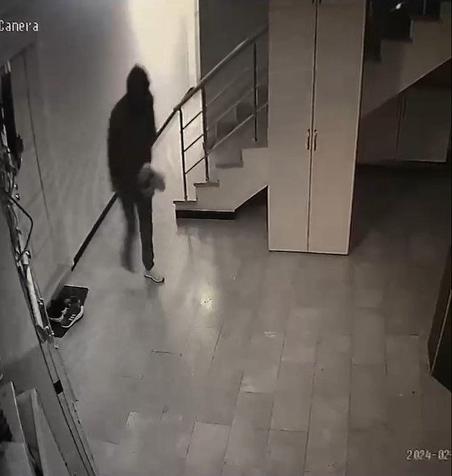 Daire Kapısı Önündeki Spor Ayakkabıyı Böyle Çaldı