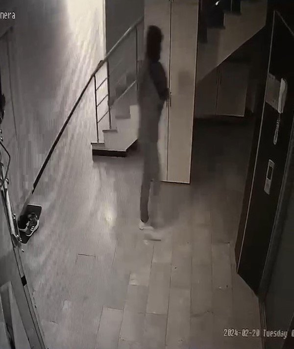 Daire Kapısı Önündeki Spor Ayakkabıyı Böyle Çaldı