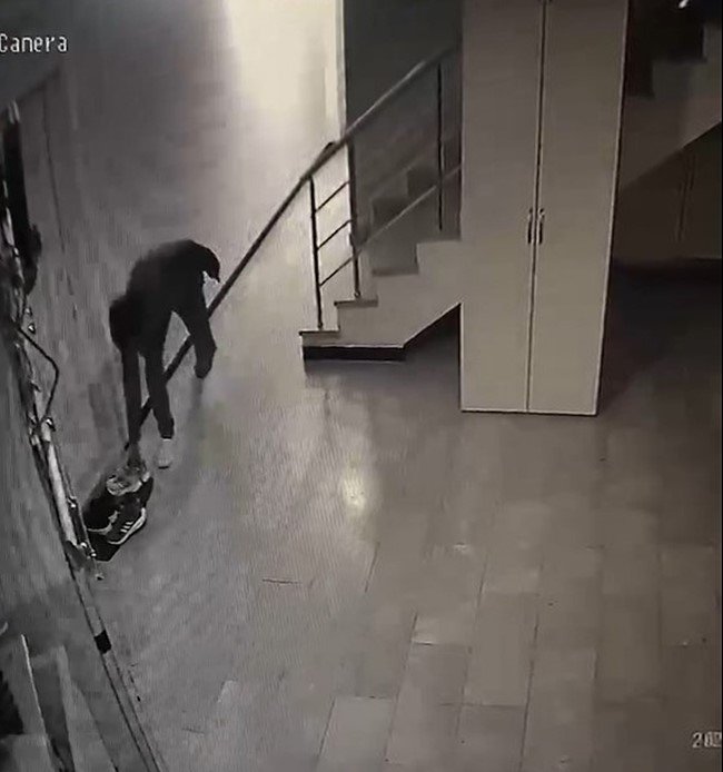 Daire Kapısı Önündeki Spor Ayakkabıyı Böyle Çaldı