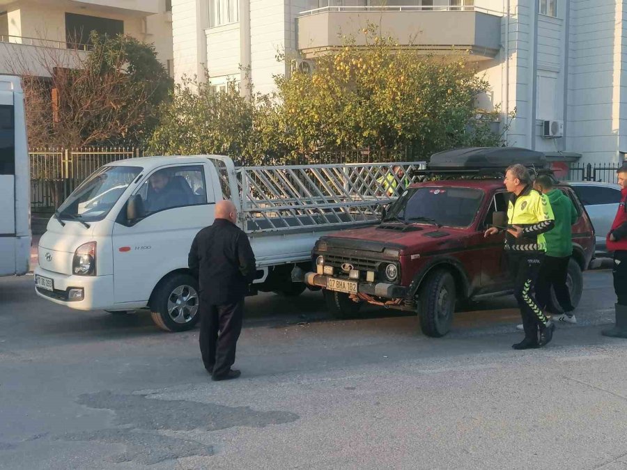 Antalya’da Kamyonet İle Otomobil Çarpıştı: 1 Yaralı