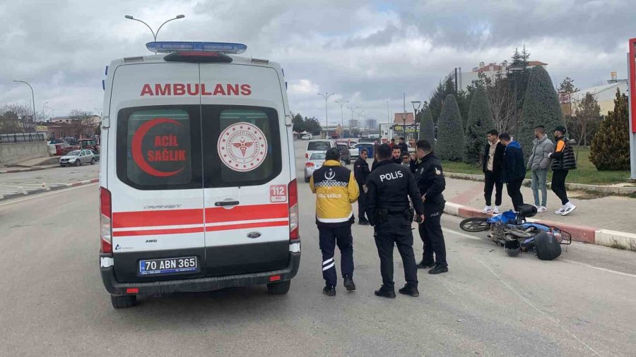 Hafif Ticari Araçla Çarpışan Motosikletin Sürücüsü Yaralandı