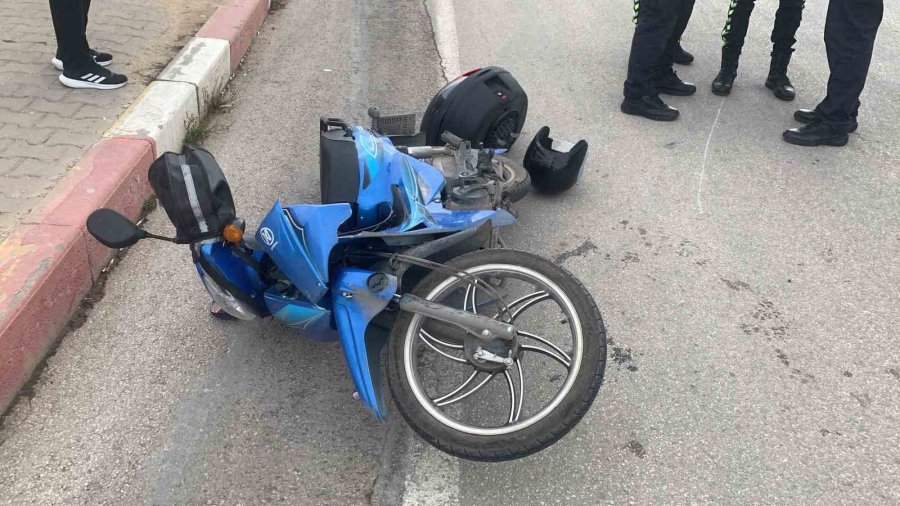 Hafif Ticari Araçla Çarpışan Motosikletin Sürücüsü Yaralandı