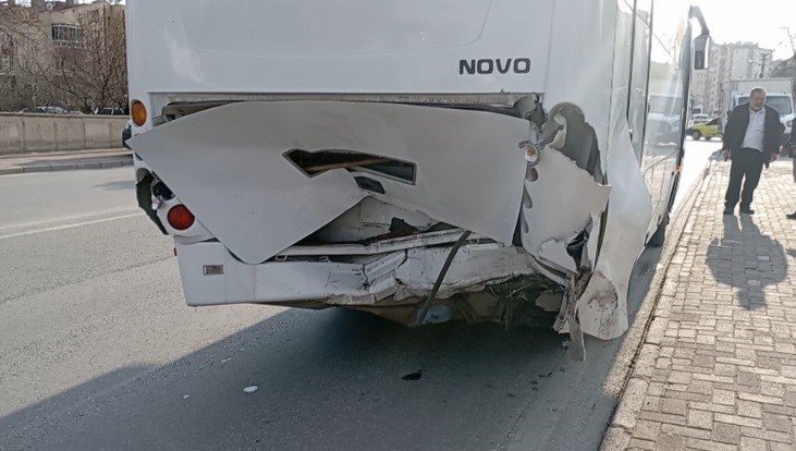 Kırmızı Işıkta Bekleyen Minibüse Otomobil Çarptı: 1 Ölü, 2 Yaralı