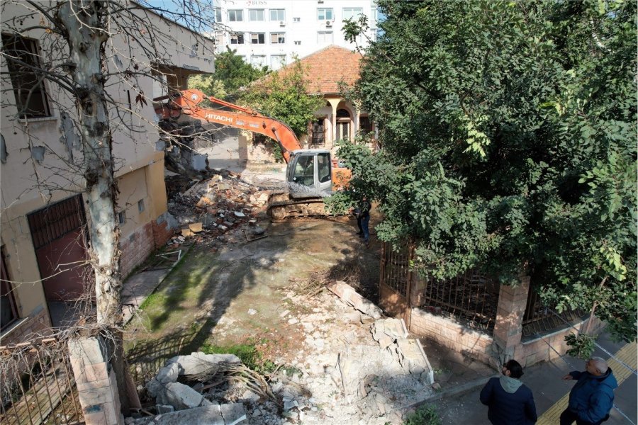 Bahçedeki Kaçak Yapı Yıkılıyor:100 Yıllık Okul, Tekrar Eğitime Kazandırılacak