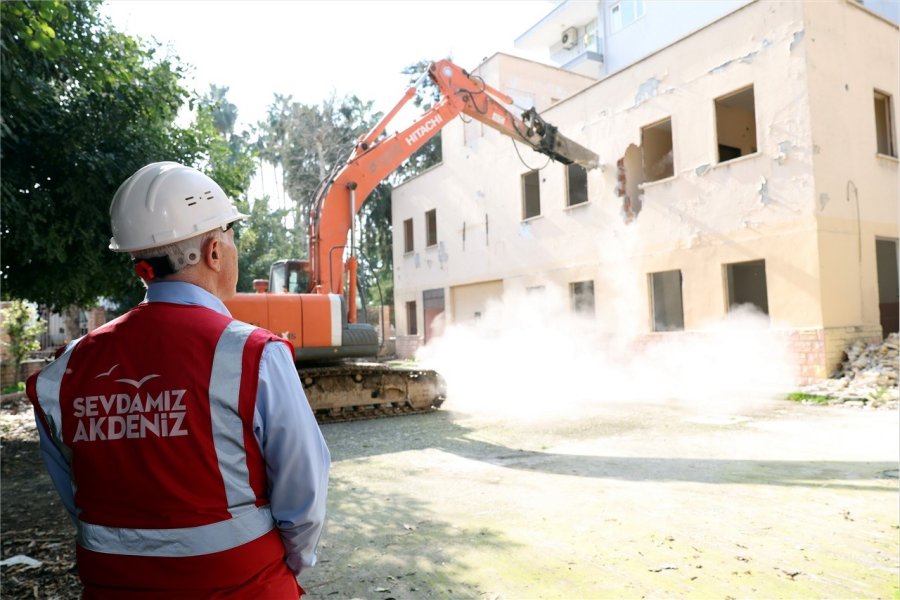 Bahçedeki Kaçak Yapı Yıkılıyor:100 Yıllık Okul, Tekrar Eğitime Kazandırılacak
