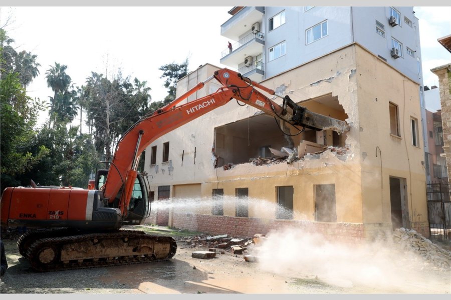 Bahçedeki Kaçak Yapı Yıkılıyor:100 Yıllık Okul, Tekrar Eğitime Kazandırılacak