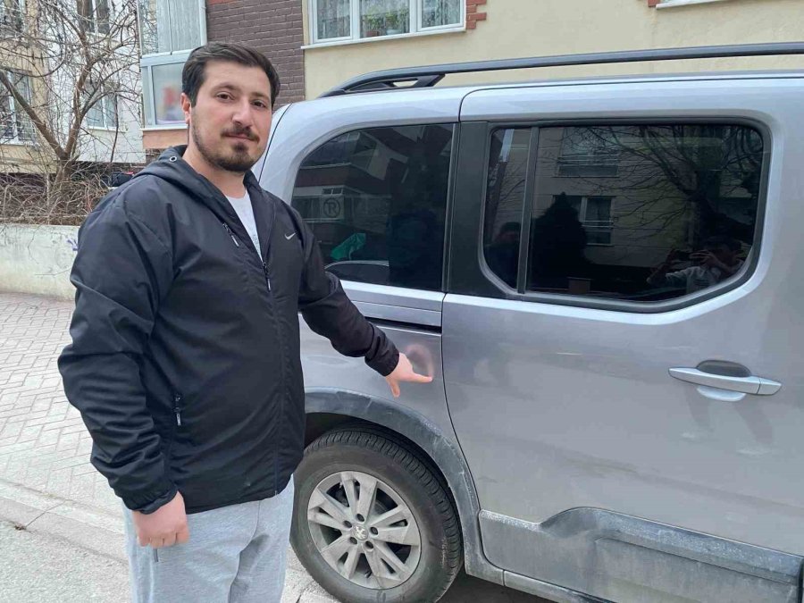 Sokak Üzerindeki Araçları Tek Tek Çizdi