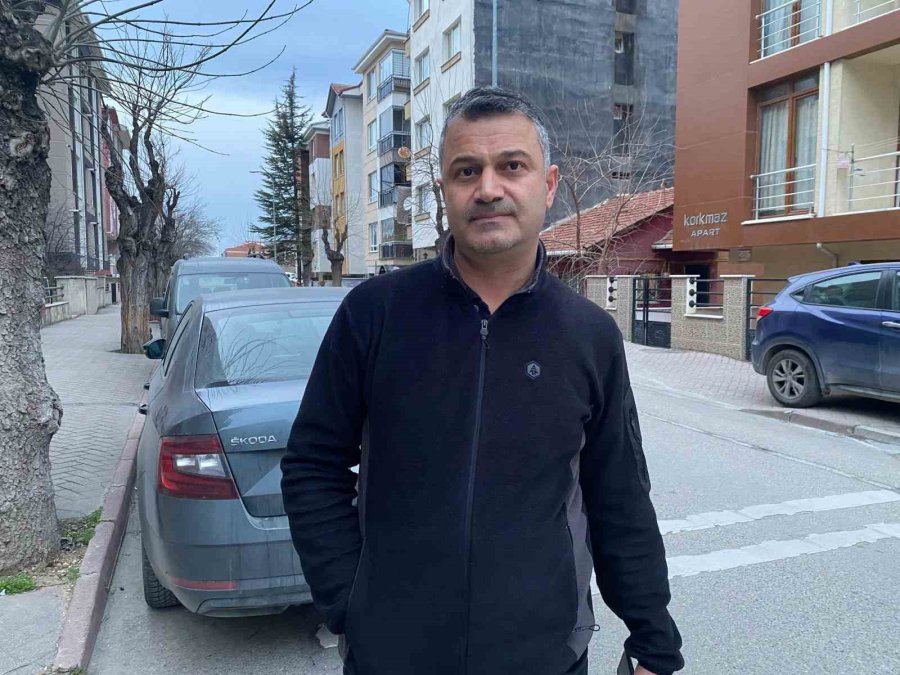 Sokak Üzerindeki Araçları Tek Tek Çizdi