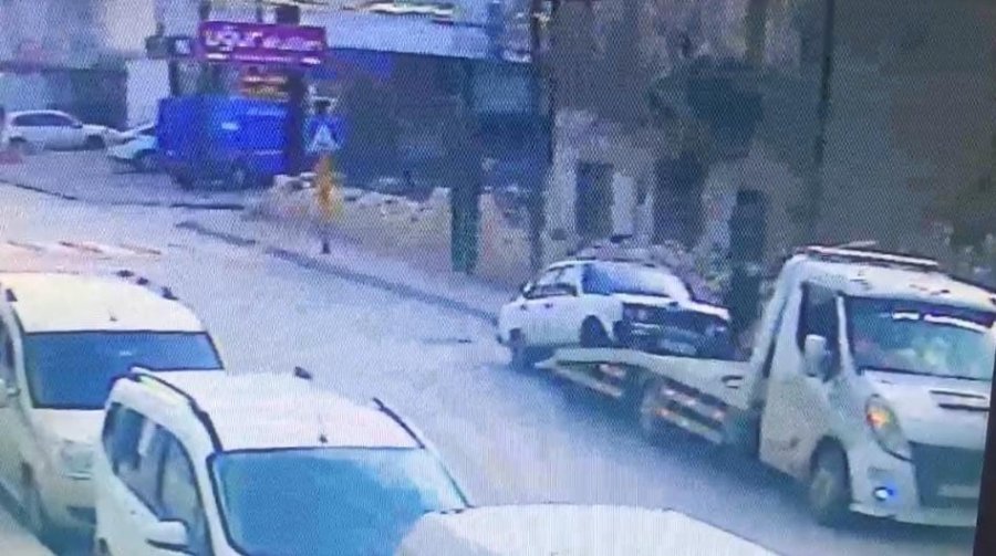 Karaman’da Otomobilin Duvara Çarpma Anı Kamerada