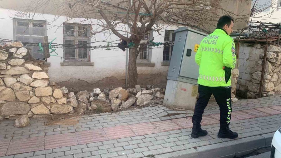 Karaman’da Otomobilin Duvara Çarpma Anı Kamerada