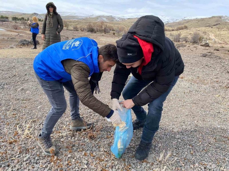 Gönüllü Gençler Baraj Etrafında Çöp Topladı