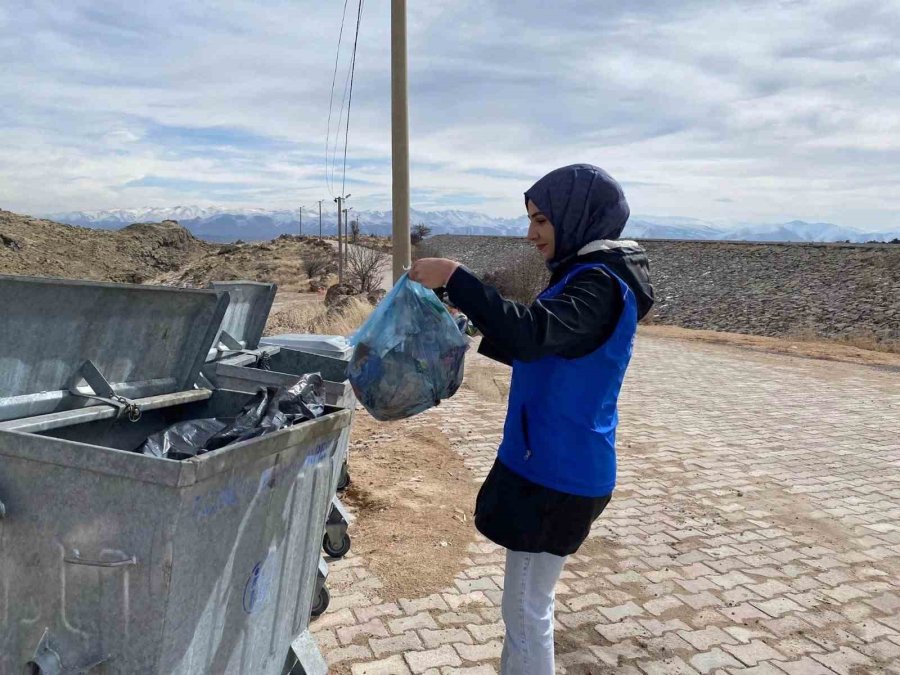 Gönüllü Gençler Baraj Etrafında Çöp Topladı
