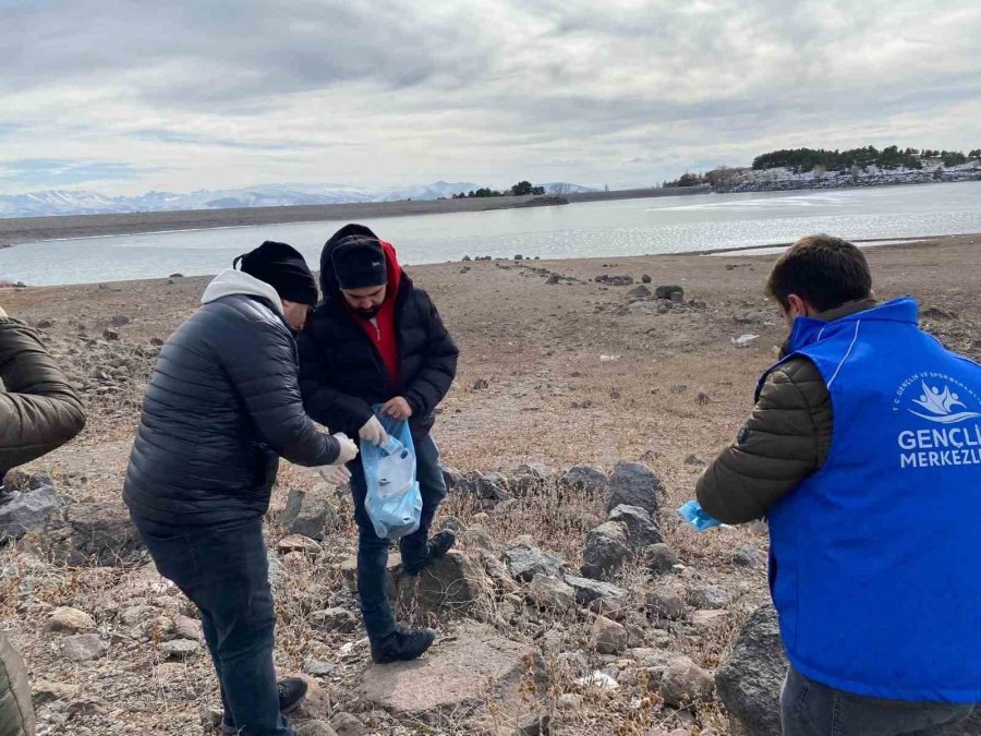 Gönüllü Gençler Baraj Etrafında Çöp Topladı