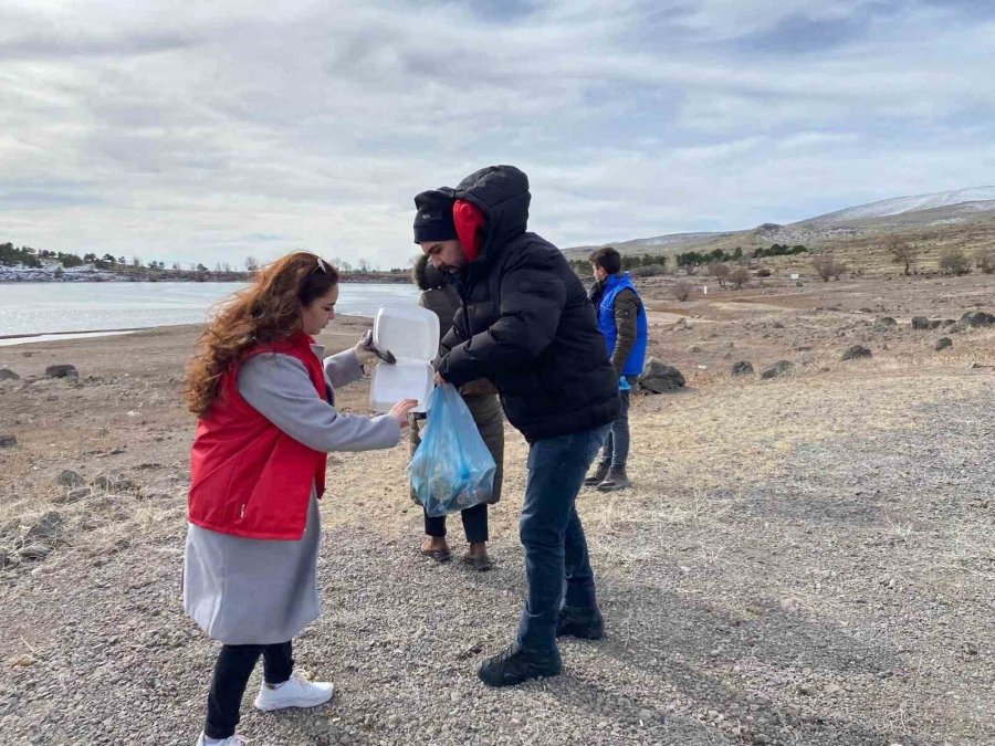 Gönüllü Gençler Baraj Etrafında Çöp Topladı