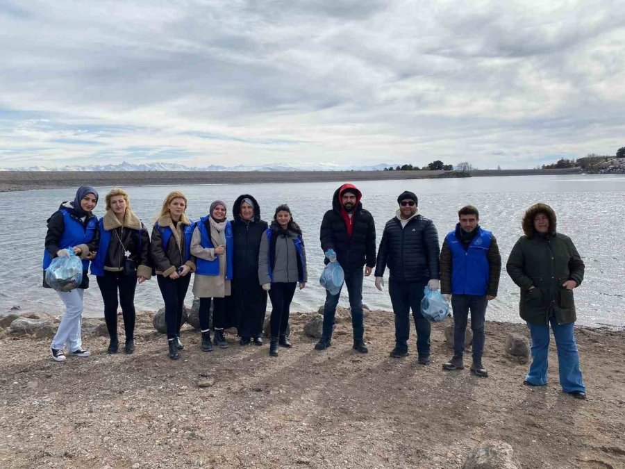 Gönüllü Gençler Baraj Etrafında Çöp Topladı