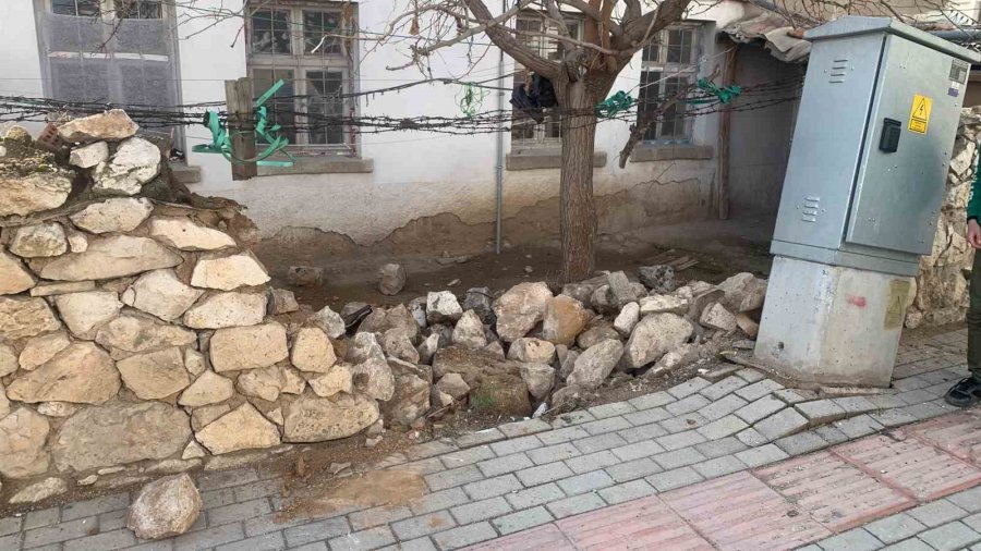 Karaman’da Otomobilin Duvara Çarpma Anı Kamerada