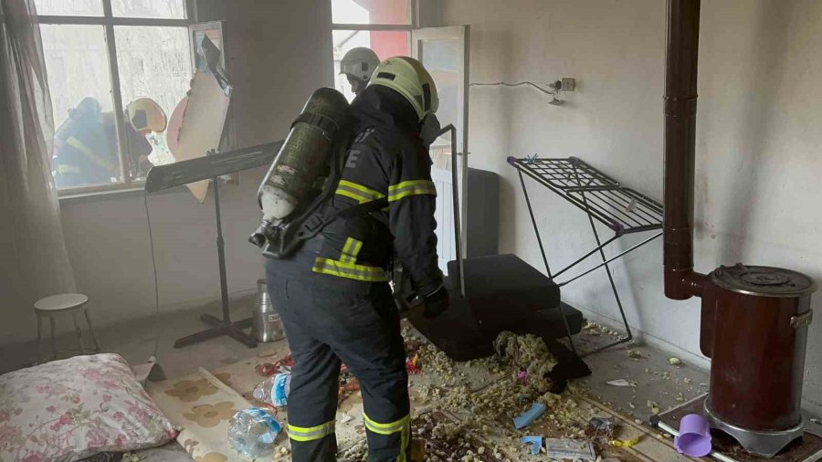 Koltuğa Düşen Sigara İzmariti Yangına Neden Oldu