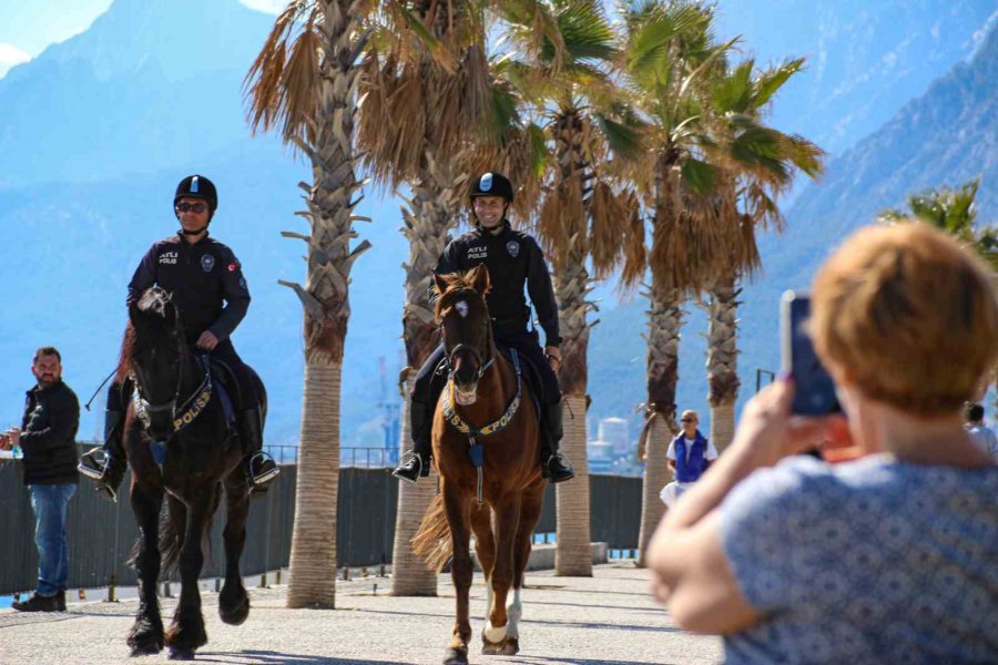Konyaaltı Sahili’nin Güvenliği Börü Ve Winner’a Emanet