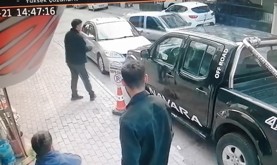 10 Yaşındaki Çocuk Gaza Bastı, Araç Park Halindeki Araçlara Çarptı