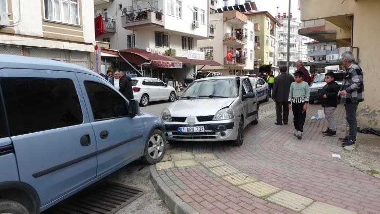 10 Yaşındaki Çocuk Gaza Bastı, Araç Park Halindeki Araçlara Çarptı