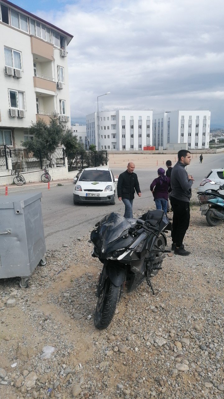 Motosiklet Sürücüsü Kask Sayesinde Kurtuldu