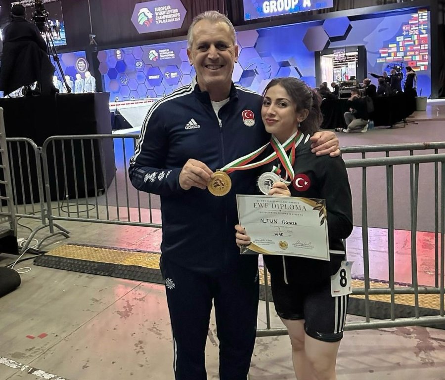 Halterde Avrupa Rekoru Kıran Gamze Altun, Davul Zurna Eşliğinde Karşılandı