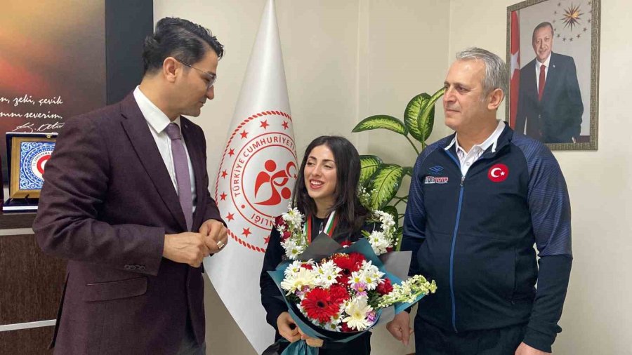 Halterde Avrupa Rekoru Kıran Gamze Altun, Davul Zurna Eşliğinde Karşılandı