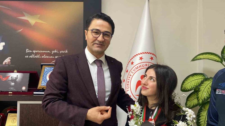 Halterde Avrupa Rekoru Kıran Gamze Altun, Davul Zurna Eşliğinde Karşılandı