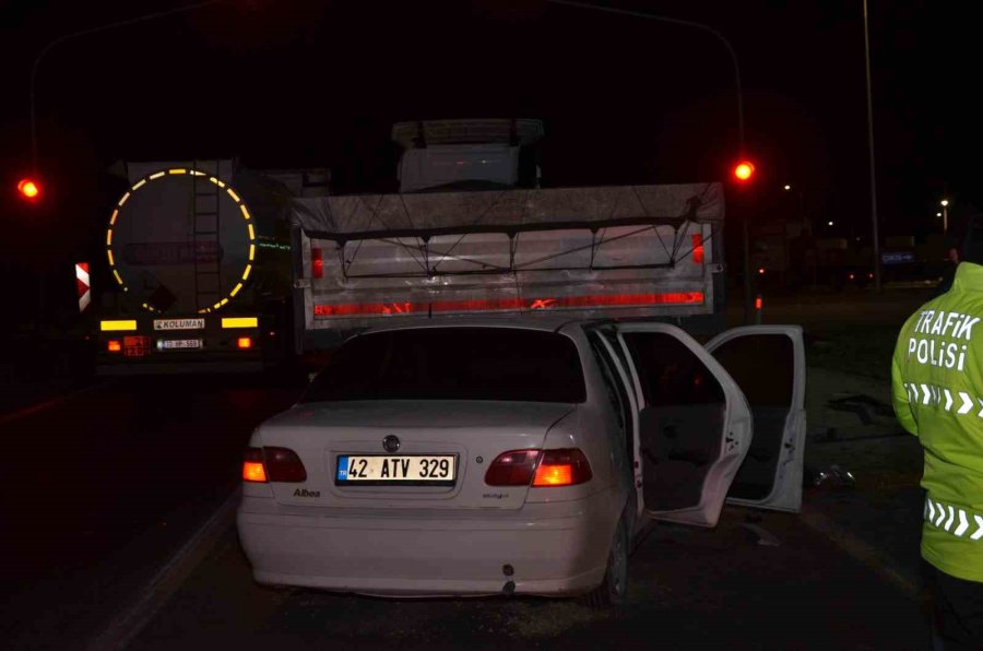 Kırmızı Işıkta Bekleyen Tıra Otomobil Çarptı: 3 Yaralı